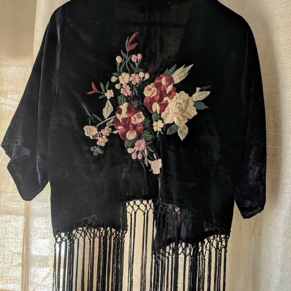 Embroidered velvet kimono 🥀